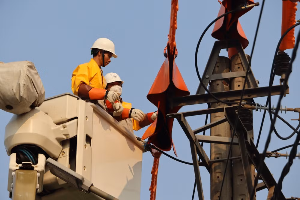 Sử dụng thiết bị hiện đại để nâng cấp, sửa chữa lưới điện ở vùng trũng Lệ Thủy, Quảng Bình.