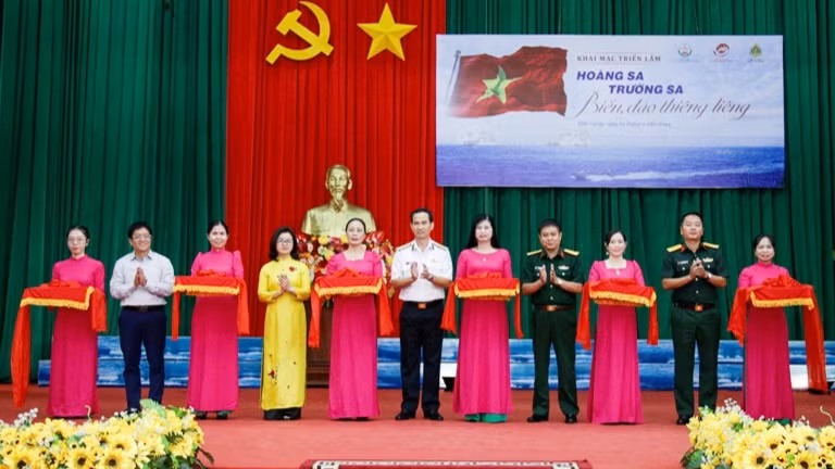 Đại diện các đơn vị cắt băng khai mạc triển lãm. Đại diện các đơn vị cắt băng khai mạc triển lãm.