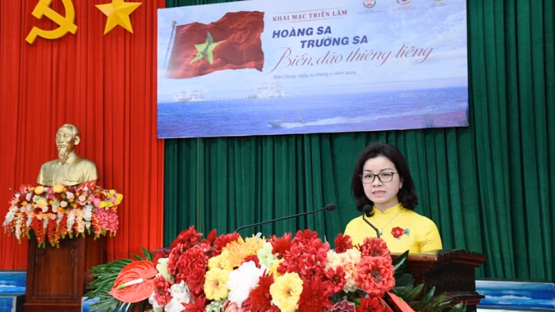 Phó Cục trưởng Cục Văn thư và Lưu trữ Nhà nước Nguyễn Thị Nga,phát biểu khai mạc triển lãm. Phó Cục trưởng Cục Văn thư và Lưu trữ Nhà nước Nguyễn Thị Nga,phát biểu khai mạc triển lãm.