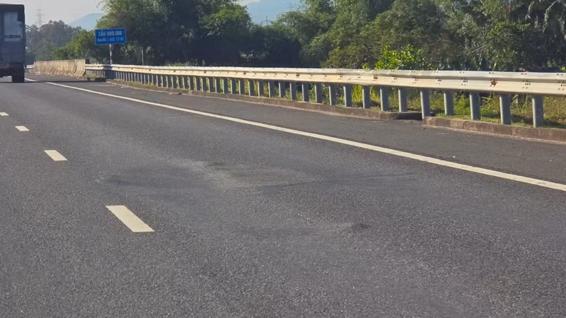 Mặt đường gồ ghề, lồi lõm, ổ gà lớn ở Km5+600.