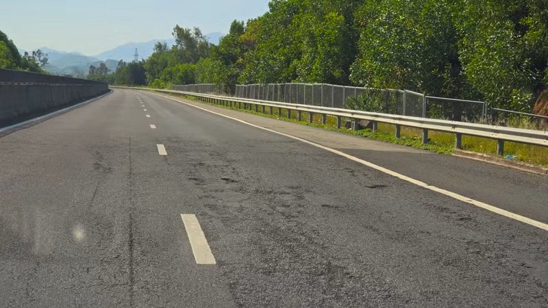 Mặt đường hư hỏng nặng ở Km61+250.