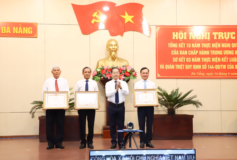 Tặng Bằng khen cho các cá nhân có thành tích xuất sắc trong xây dựng đời sống văn hóa, con người. Tặng Bằng khen cho các cá nhân có thành tích xuất sắc trong xây dựng đời sống văn hóa, con người.