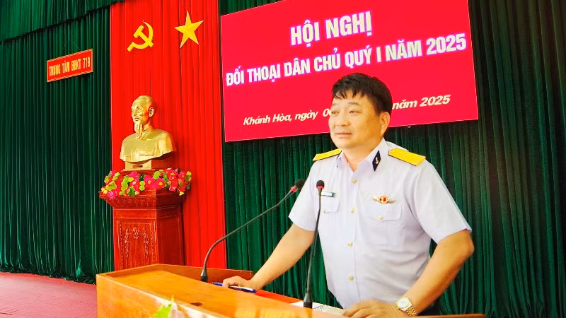 Thượng tá Bùi Xuân Bình, Chính ủy Vùng 4 Hải quân phát biểu tại Hội nghị. Thượng tá Bùi Xuân Bình, Chính ủy Vùng 4 Hải quân phát biểu tại Hội nghị.