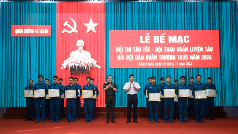 Chuẩn Đô đốc Phan Tuấn Hùng và Thiếu tướng Nguyễn Văn Đồng trao thưởng của Bộ Tổng Tham mưu cho các tập thể đạt giải trong hội thi, hội thao.