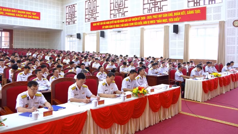 Đại biểu nghe quán triệt Nghị quyết lãnh đạo thực hiện nhiệm vụ năm 2025 của Đảng ủy Vùng 2 Hải quân.