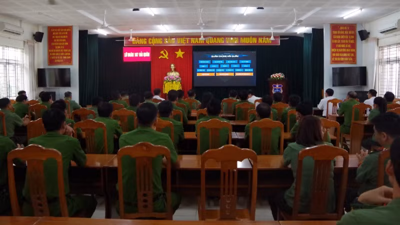 Học viên, cán bộ, chiến sĩ 2 đơn vị Công an nghe giới thiệu về vai trò nòng cốt của lực lượng Hải quân trong nhiệm vụ bảo vệ chủ quyền biển, đảo.