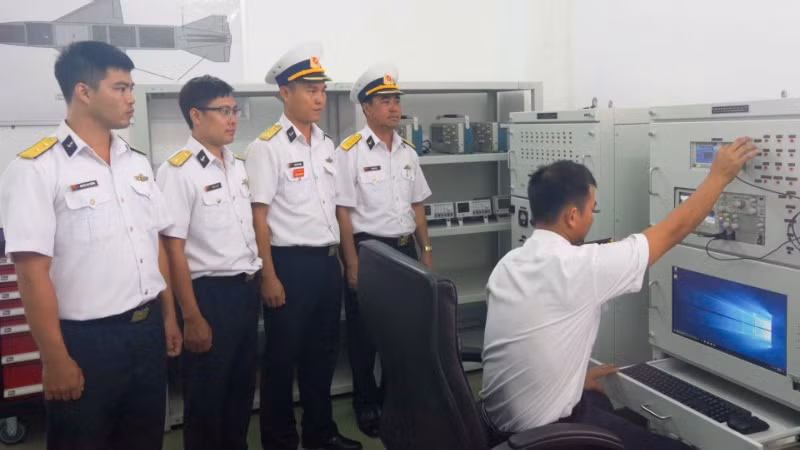 Huấn luyện khai thác, làm chủ máy kiểm tra các khối trên đầu tự dẫn tên lửa P-21. Huấn luyện khai thác, làm chủ máy kiểm tra các khối trên đầu tự dẫn tên lửa P-21.