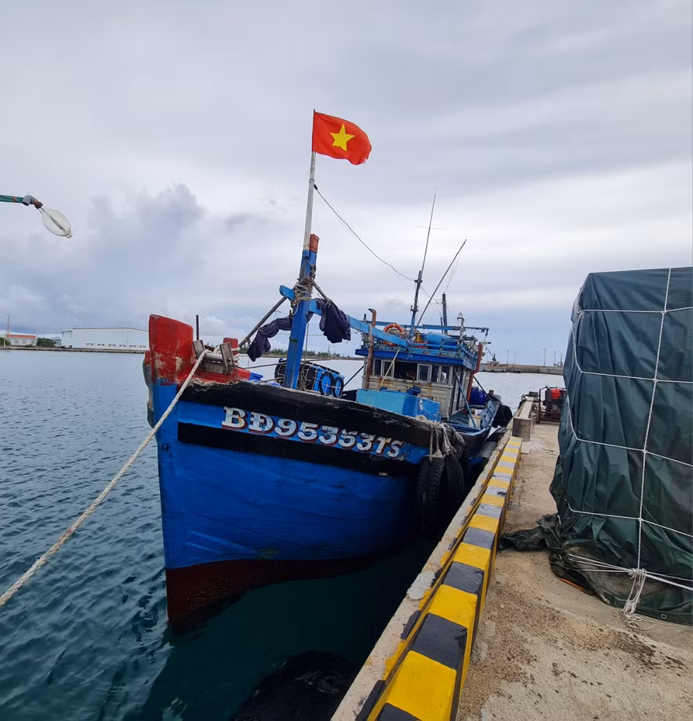 Tàu cá của ngư dân Bình Định đã sửa xong, chuẩn bị xuất bến tiếp tục ra khơi đánh bắt.