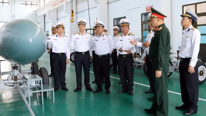 Trung tướng Lê Quang Minh kiểm tra tại Lữ đoàn đoàn 680, Vùng 3 Hải quân.