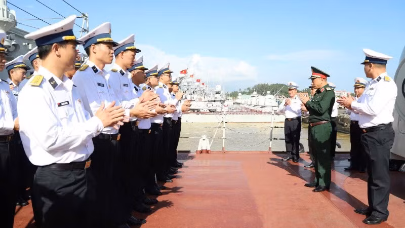 Trung tướng Lê Quang Minh thăm, động viên cán bộ, chiến sĩ Tàu 20, Lữ đoàn 172, Vùng 3 Hải quân