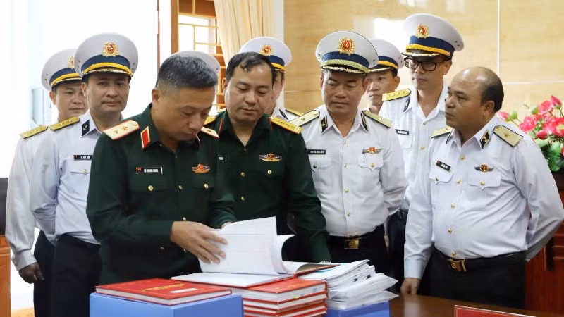 Đoàn kiểm tra xem xét hệ thống sổ sách công tác đảng, công tác chính trị của Vùng 3 Hải quân.