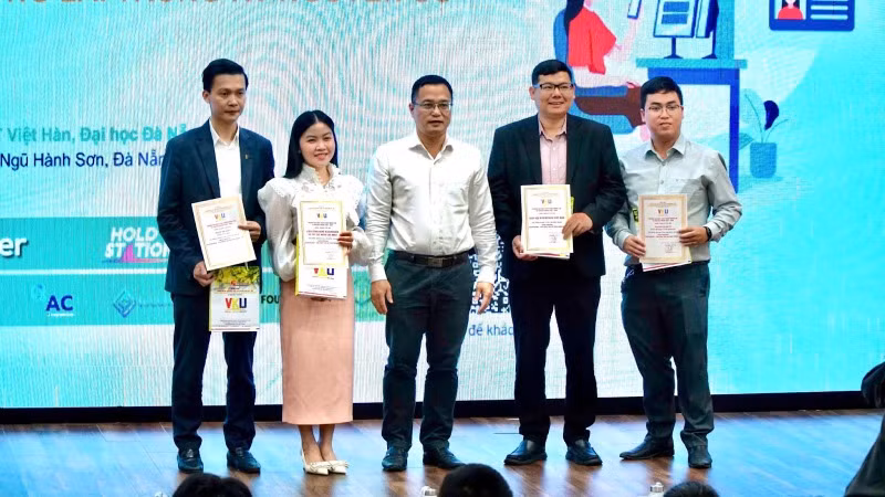Tiến sĩ Trần Thế Sơn, Phó Hiệu trưởng Trường đại học Công nghệ thông tin và Truyền thông Việt Hàn trao thư cảm ơn cho các diễn giả tham gia sự kiện. Tiến sĩ Trần Thế Sơn, Phó Hiệu trưởng Trường đại học Công nghệ thông tin và Truyền thông Việt Hàn trao thư cảm ơn cho các diễn giả tham gia sự kiện.