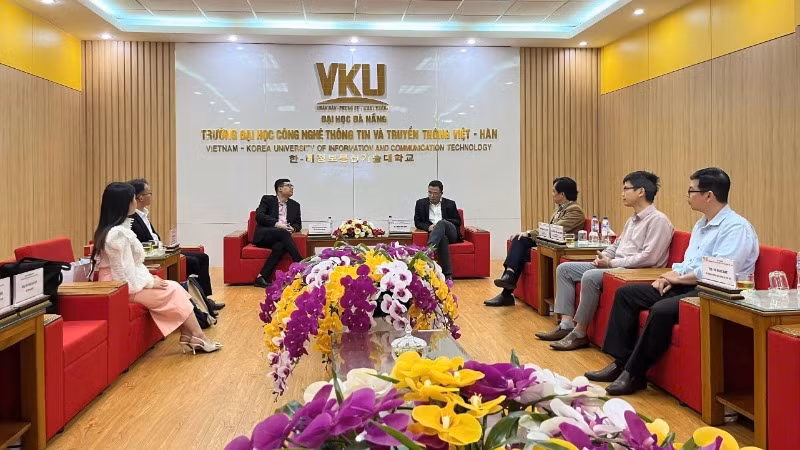 Các diễn giả trao đổi với lãnh đạo Trường đại học Công nghệ thông tin và Truyền thông Việt Hàn về cơ hội hợp tác trong lĩnh vực đào tạo. Các diễn giả trao đổi với lãnh đạo Trường đại học Công nghệ thông tin và Truyền thông Việt Hàn về cơ hội hợp tác trong lĩnh vực đào tạo.