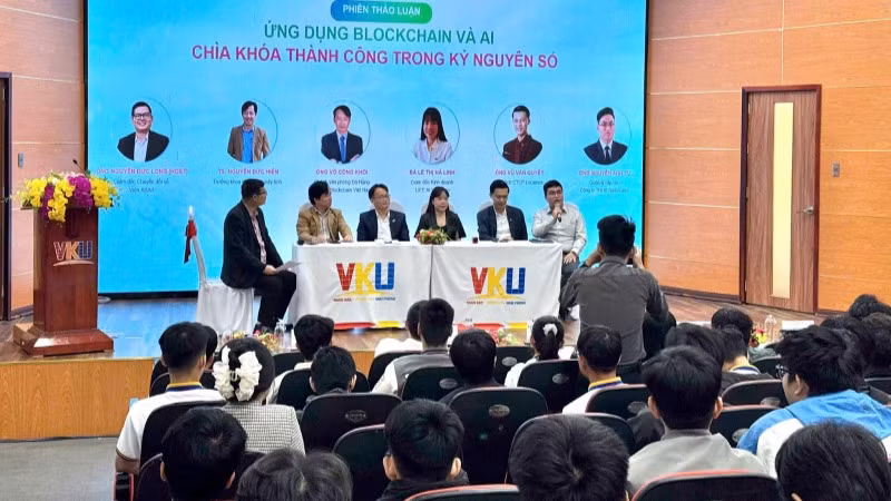 Phiên thảo luận với chủ đề: “Ứng dụng Blockchain và AI - Chìa khóa thành công trong kỷ nguyên số” đã gợi mở nhiều vấn đề cho sinh viên VKU. Phiên thảo luận với chủ đề: “Ứng dụng Blockchain và AI - Chìa khóa thành công trong kỷ nguyên số” đã gợi mở nhiều vấn đề cho sinh viên VKU.