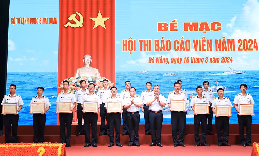 Thủ trưởng Vùng 3 Hải quân trao giải thưởng và giấy chứng nhận báo cáo viên giỏi cho các cá nhân có thành tích xuất sắc. Thủ trưởng Vùng 3 Hải quân trao giải thưởng và giấy chứng nhận báo cáo viên giỏi cho các cá nhân có thành tích xuất sắc.