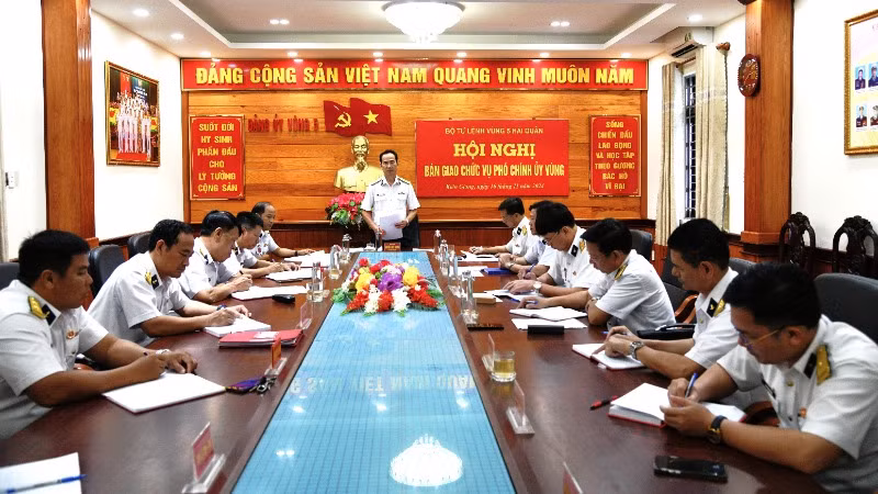 Hội nghị bàn giao chức trách, nhiệm vụ Phó Chính ủy Vùng 5 Hải quân.