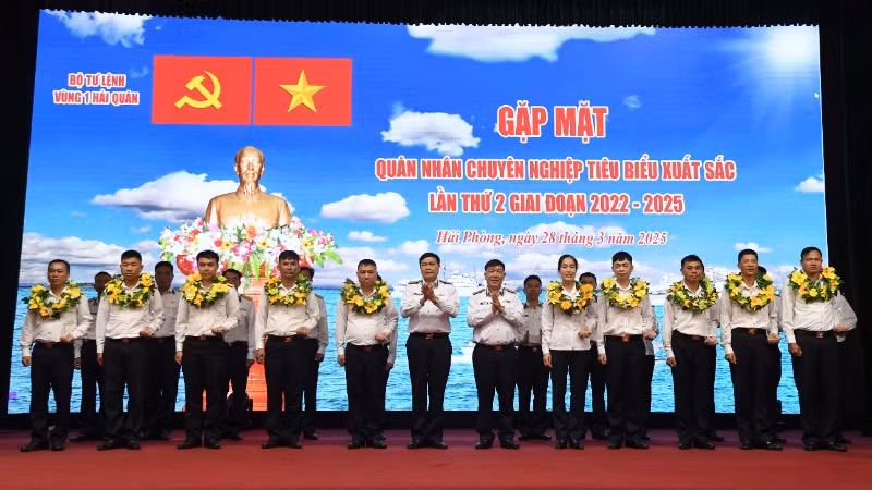 Thủ trưởng Bộ Tư lệnh Vùng 1 tặng Giấy khen và Kỷ niệm chương cho quân nhân chuyên nghiệp tiêu biểu.