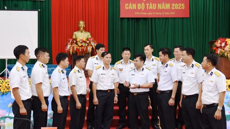 Đại tá Trịnh Xuân Tùng, Tư lệnh Vùng 5 Hải quân và các đại biểu trao đổi một số vấn đề liên quan đến nội dung tập huấn. Đại tá Trịnh Xuân Tùng, Tư lệnh Vùng 5 Hải quân và các đại biểu trao đổi một số vấn đề liên quan đến nội dung tập huấn.