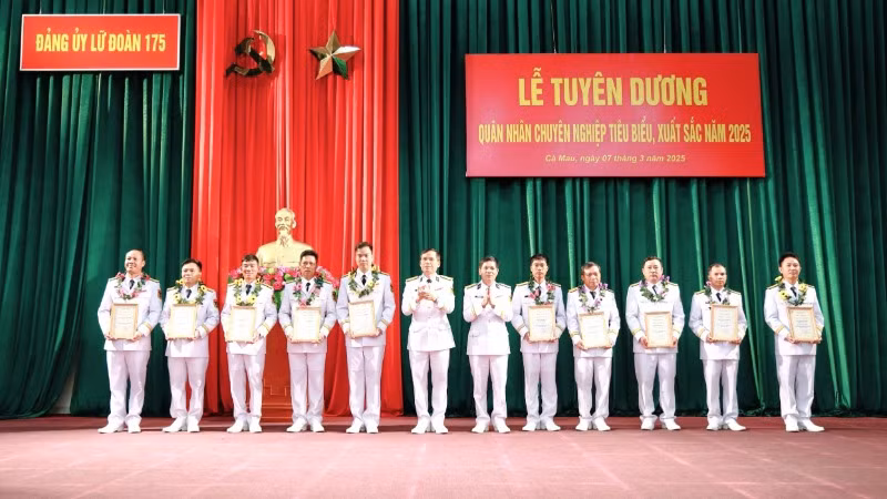 Trao thưởng cho các quân nhân chuyên nghiệp tiêu biểu, xuất sắc.