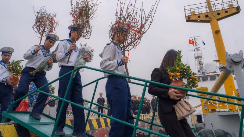 Chiến sĩ Hải quân - mang Xuân ra đảo.