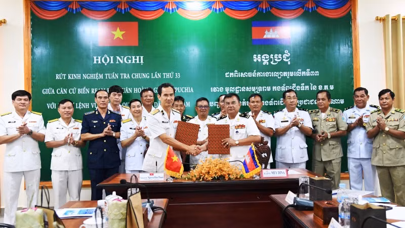 Chuẩn Đô đốc Nguyễn Hữu Thoan, Chính ủy Vùng 5 Hải quân nhân dân Việt Nam và Phó Đô đốc Mey Dina, Chỉ huy trưởng Căn cứ biển Ream, Hải quân Hoàng gia Campuchia trao biên bản ghi nhớ về hoạt động tuần tra chung. Chuẩn Đô đốc Nguyễn Hữu Thoan, Chính ủy Vùng 5 Hải quân nhân dân Việt Nam và Phó Đô đốc Mey Dina, Chỉ huy trưởng Căn cứ biển Ream, Hải quân Hoàng gia Campuchia trao biên bản ghi nhớ về hoạt động tuần tra chung.