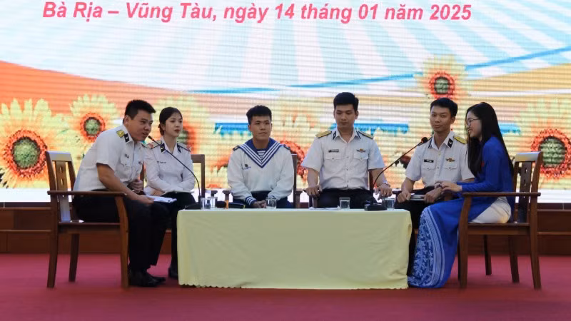 Cán bộ, đoàn viên thanh niên và các đồng chí hạ sĩ quan, binh sĩ giao lưu, tìm hiểu về văn hóa khi tham gia mạng xã hội.