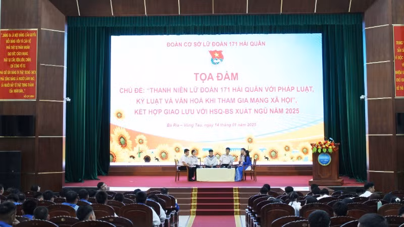 Hàng trăm quân nhân trẻ Lữ đoàn 171 Hải quân tham dự buổi tọa đàm.