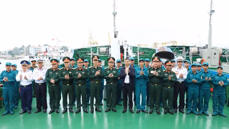 Lãnh đạo Bộ Quốc phòng, Quân chủng Hải quân và các đại biểu động viên cán bộ, chiến sĩ Hải đội Dân quân thường trực tham gia hội thi, hội thao.