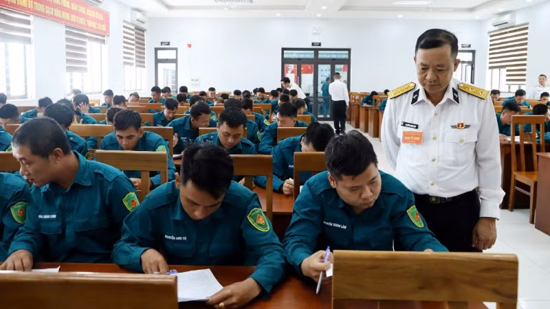 Các thí sinh thực hiện nội dung thi trắc nghiệm các chuyên ngành.
