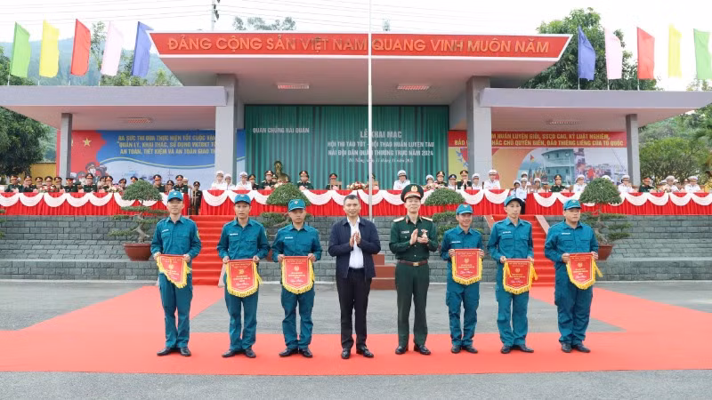 Thủ trưởng Bộ Quốc phòng và lãnh đạo Ủy ban nhân dân thành phố Đà Nẵng trao cờ lưu niệm cho các lực lượng tham gia hội thi, hội thao.