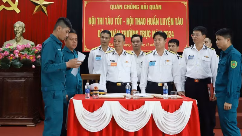 Đại diện các đơn vị tham gia chọn bộ đề thi.