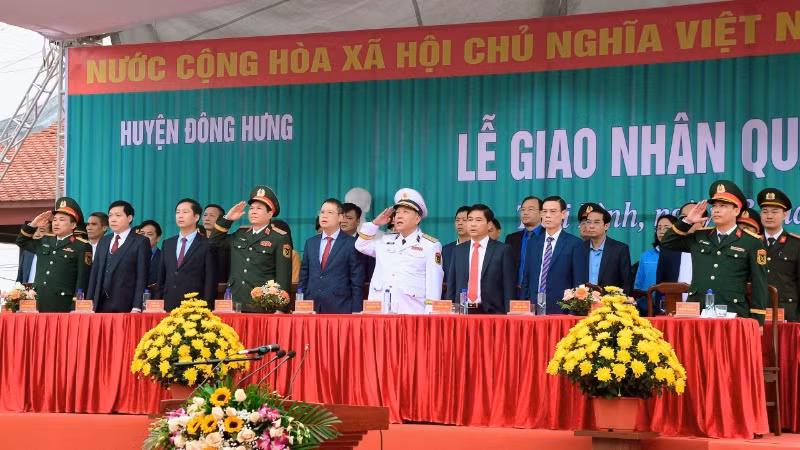 Các đại biểu dự Lễ giao nhận quân tại huyện Đông Hưng, tỉnh Thái Bình.