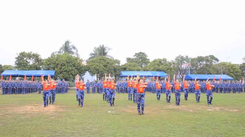 Nữ quân nhân Lữ đoàn 131 Hải quân đồng diễn các tiết mục dân vũ tại Lễ ra quân huấn luyện.