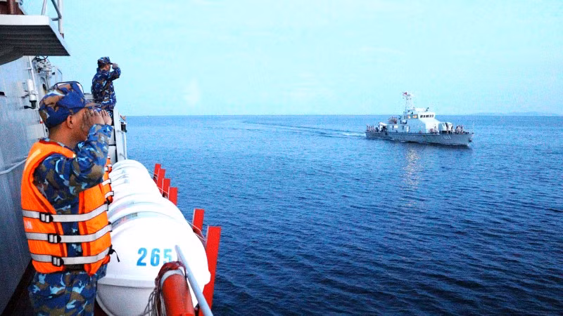 Tàu 265 (Việt Nam) và tàu 1144 (Campuchia) thực hiện chuyến tuần tra chung trên biển.