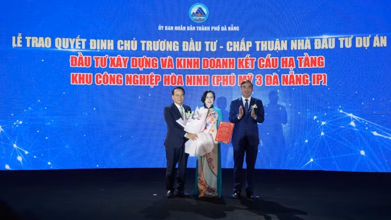 Lãnh đạo thành phố Đà Nẵng trao Quyết định chủ trương đầu tư và Chấp thuận nhà đầu tư dự án.
