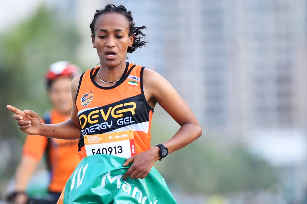 Vận động viên Birehan Marta Tinsae người Ethiopia giành chức vô địch nữ cự ly 42,195km với thành tích 2:58:26. Vận động viên Birehan Marta Tinsae người Ethiopia giành chức vô địch nữ cự ly 42,195km với thành tích 2:58:26.
