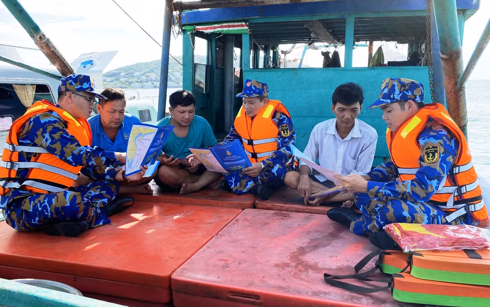 Cán bộ, chiến sĩ Lữ đoàn 127, Bộ Tư lệnh Vùng 5 Hải quân tuyên truyền chống khai thác IUU cho ngư dân Kiên Giang.