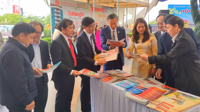 Lãnh đạo thành phố Đà Nẵng và các đại biểu tham quan gian báo Xuân của Báo Nhân Dân.