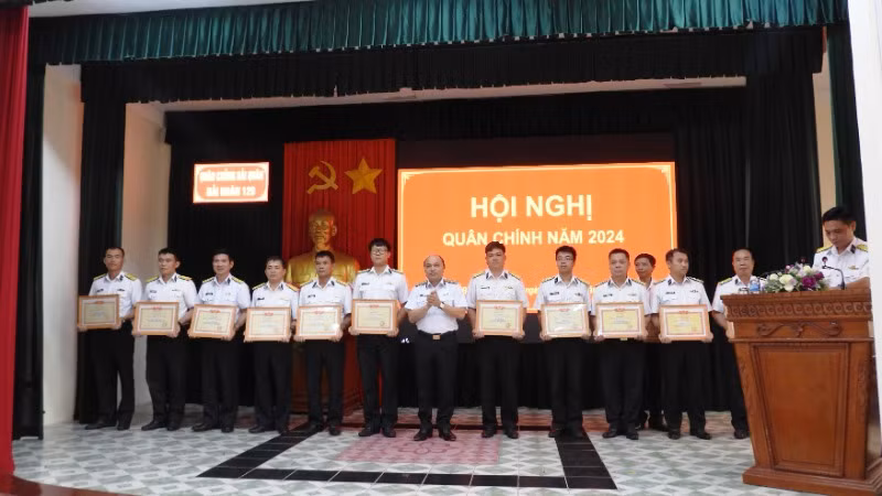 Trao thưởng các tập thể, cá nhân của Hải đoàn 129 có thành tích xuất sắc trong năm 2024. Trao thưởng các tập thể, cá nhân của Hải đoàn 129 có thành tích xuất sắc trong năm 2024.