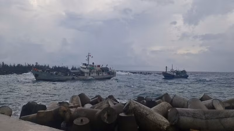 Tàu Hải đoàn 129 cứu kéo tàu cá ngư dân gặp sự cố trên biển về bến an toàn. Tàu Hải đoàn 129 cứu kéo tàu cá ngư dân gặp sự cố trên biển về bến an toàn.