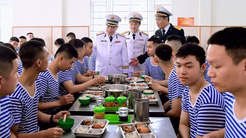 Chính ủy Vùng kiểm tra, động viên bữa cơm đầu tiên trong quân ngũ. Chính ủy Vùng kiểm tra, động viên bữa cơm đầu tiên trong quân ngũ.