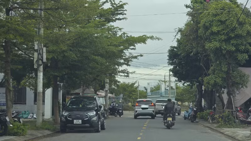 Xe ô-tô lưu thông dày đặc trên đường dân sinh song song với trạm thu phí. Xe ô-tô lưu thông dày đặc trên đường dân sinh song song với trạm thu phí.