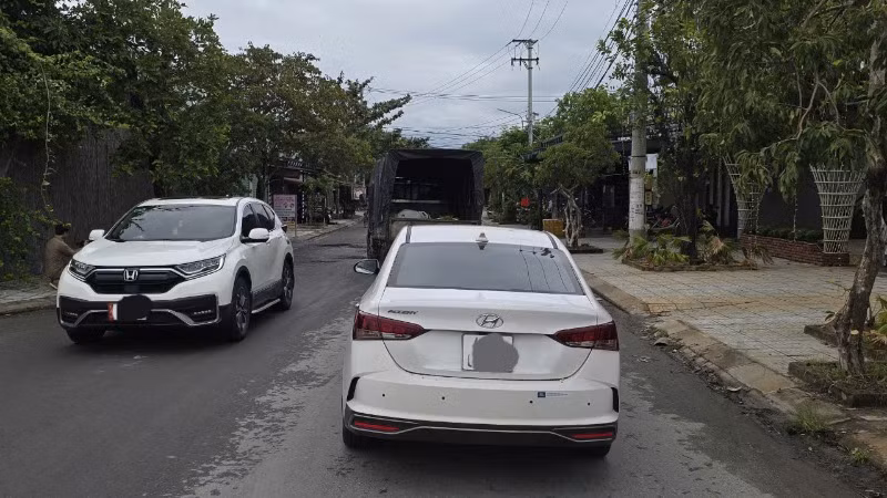 Xe ô-tô thường xuyên đi vòng vào đường nội bộ các khu dân cư để né trạm thu phí. Xe ô-tô thường xuyên đi vòng vào đường nội bộ các khu dân cư để né trạm thu phí.