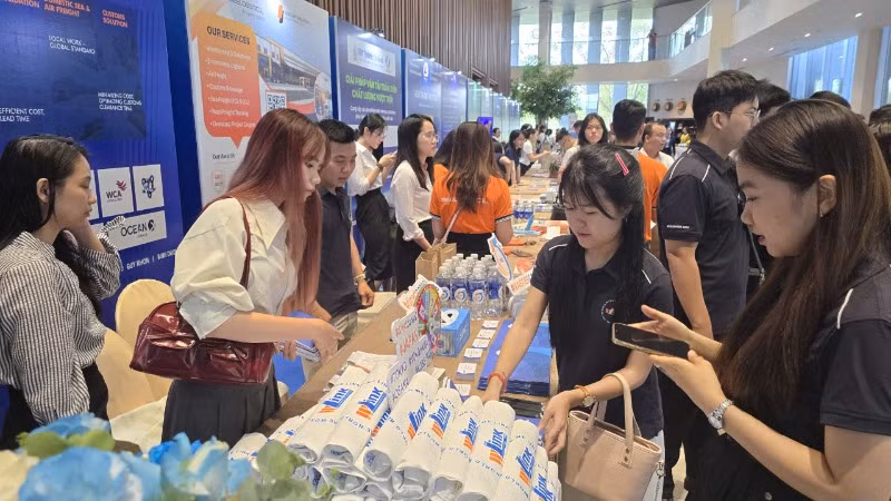 Đại biểu tham quan khu trưng bày, giới thiệu tiềm năng phát triển ngành logistics thành phố Đà Nẵng.
