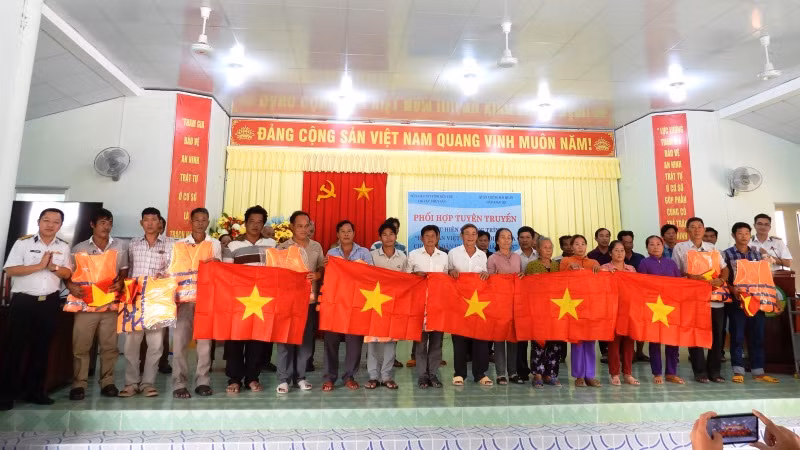 Tặng áo phao, cờ tổ quốc cho bà con ngư dân xã An Thạnh, huyện Thạnh Phú, tỉnh Bến Tre. Tặng áo phao, cờ tổ quốc cho bà con ngư dân xã An Thạnh, huyện Thạnh Phú, tỉnh Bến Tre.