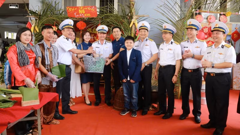 Động viên, tặng quà các đội thi gói bánh chưng. Động viên, tặng quà các đội thi gói bánh chưng.