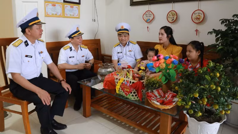 Lãnh đạo, chỉ huy Vùng 4 Hải quân thăm và tặng quà gia đình có quân nhân trực tết trên quần đảo Trường Sa. Lãnh đạo, chỉ huy Vùng 4 Hải quân thăm và tặng quà gia đình có quân nhân trực tết trên quần đảo Trường Sa.