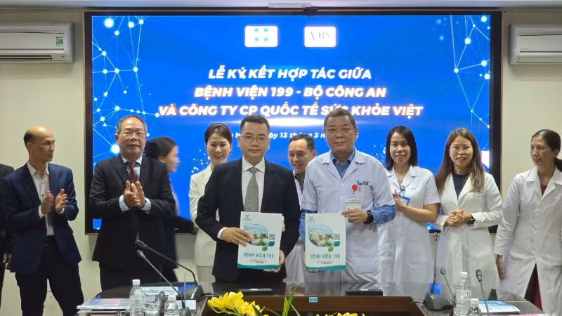 Hai bên trao đổi biên bản thỏa thuận hợp tác trong lĩnh vực tế bào gốc