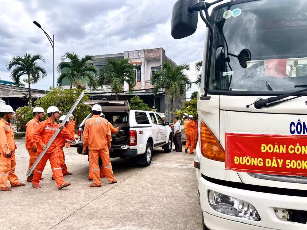 Công nhân Điện lực Phú Yên chuẩn bị vật tư.