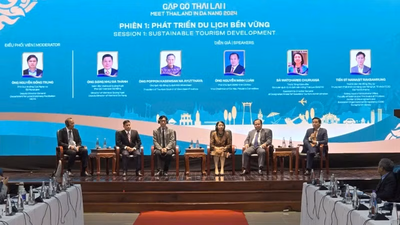 Các diễn giả, chuyên gia trao đổi, thảo luận về phát triển du lịch bền vững.